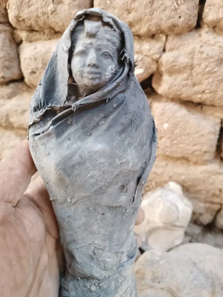 الملك توت مكفن