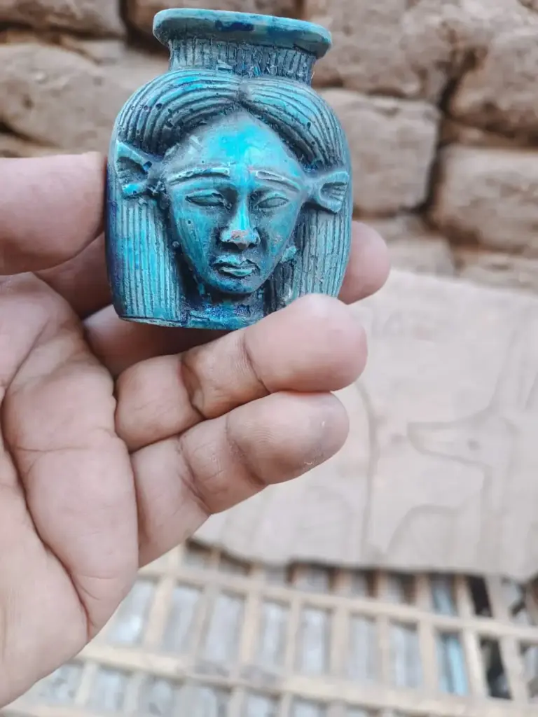 رأس هاتور (soap stone)