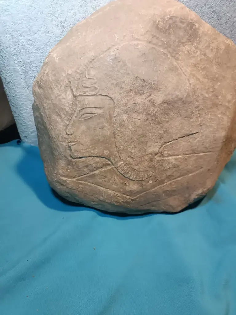 امنحتب الثالث منحوت على حجر