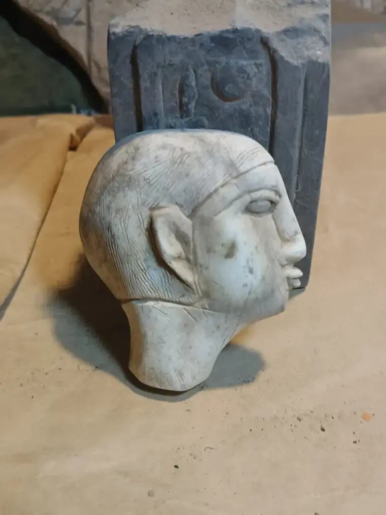 رأس هاتور (حجر منحوت)